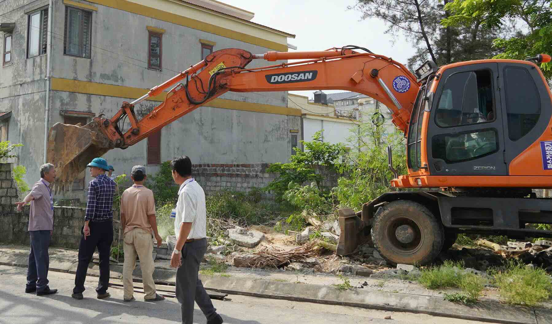 The People's Committee of Bo Trach district enforces the case of encroachment on more than 120m2 of rice-growing land. Photo: Le Huyen