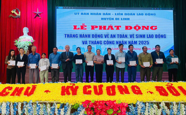 The organizing committee presented gifts to union members and workers in difficult circumstances at the launching ceremony of Workers' Month 2025. Photo: Ninh Huong
