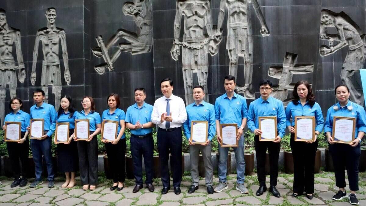 Awarding the Certificate of Meritorious Worker title to outstanding individuals of Hoan Kiem district. Photo: Hai Yen