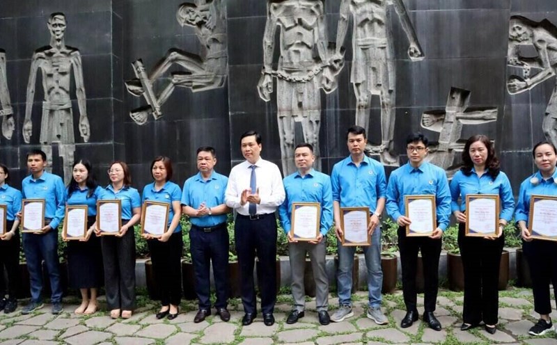 Awarding the Certificate of Meritorious Worker title to outstanding individuals of Hoan Kiem district. Photo: Hai Yen
