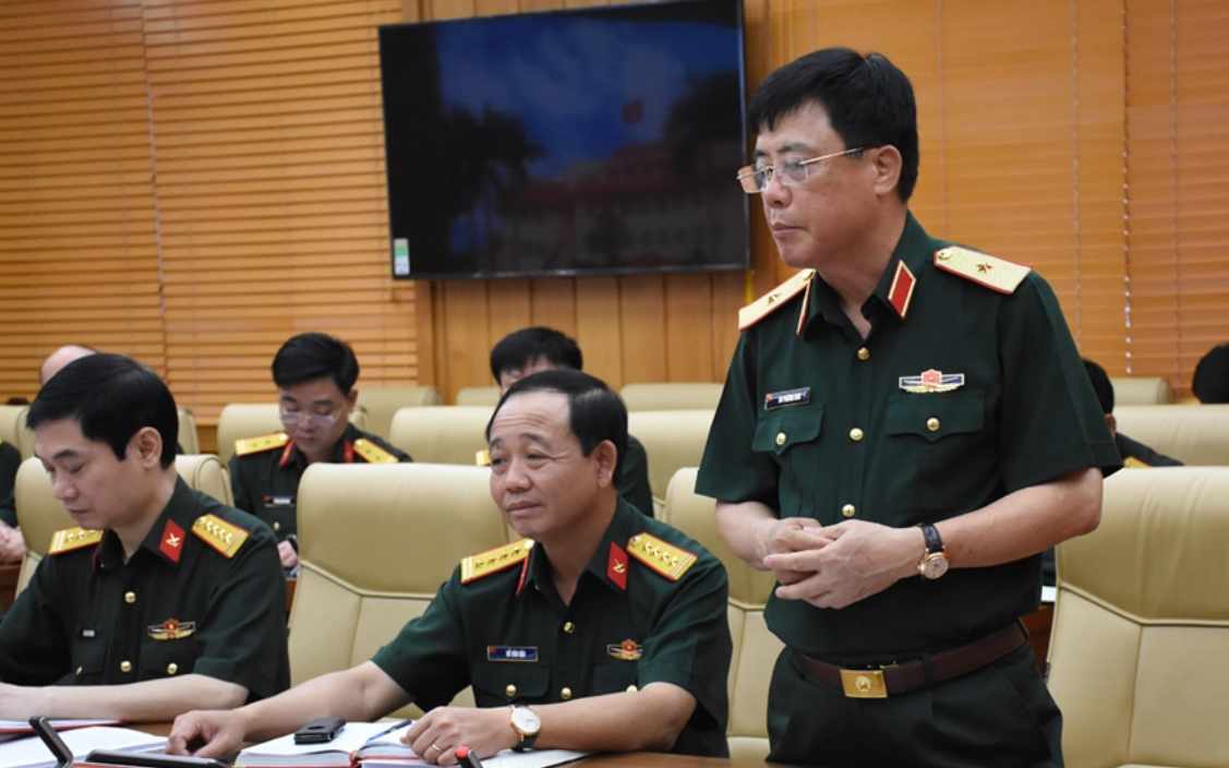 El general de division An Phuong Nam entrego el cargo de jefe del Departamento de la Fuerza Aerea a el coronel Do Van Hau - vice jefe del Departamento de la Fuerza Aerea en la conferencia. Imagen: Ministerio de Defensa