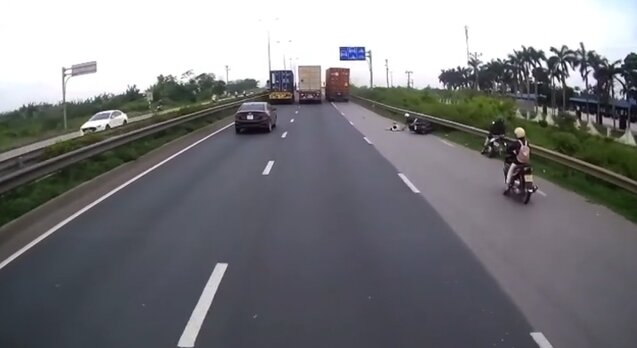 Tractor-trailer caused a fatal accident in Hai Duong. Photo cut from clip