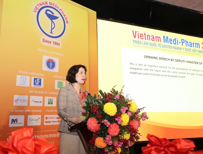 El ministro de Salud, PGS.TS Nguyen Thi Linh Hung, fue el encargado de hablar. Imagen: Chen Ming, Ministerio de Salud