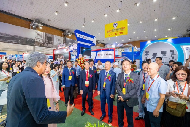 Lanh dao cac Cuc, Vu va Ban To chuc tham gian hang tai trien lam. Anh: Bo Y te cung cap