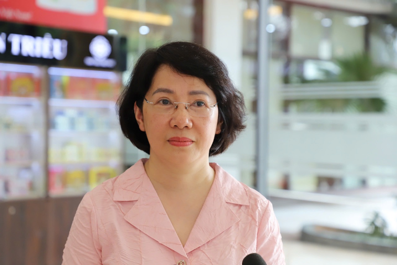 Phan Thi Hai dijo que Vietnam obtendria 46.4 billones de dongs en 2030 si se aplicara un impuesto de 15 mil dongs por cada barril de cigarrillos. Imagen de Huang Jian