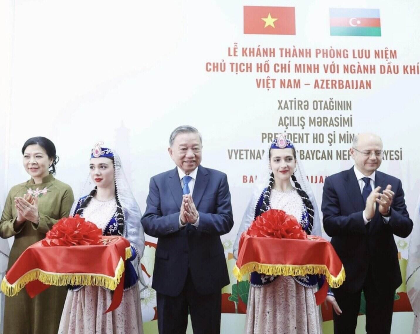 Tổng Bí thư Tô Lâm và Phu nhân cắt băng khánh thành Phòng lưu niệm Chủ tịch Hồ Chí Minh với ngành dầu khí Việt Nam - Azerbaijan. Ảnh: TTXVN