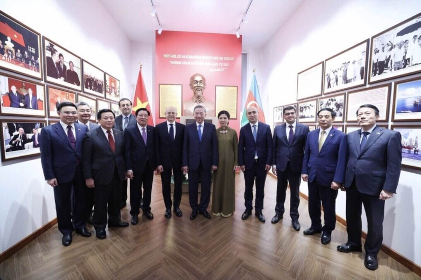 General Secretary To Lam and his wife and delegates took a group photo at the President Ho Chi Minh Memorial room with the Vietnam - Azerbaijan Oil and Gas industry. Photo: VNA