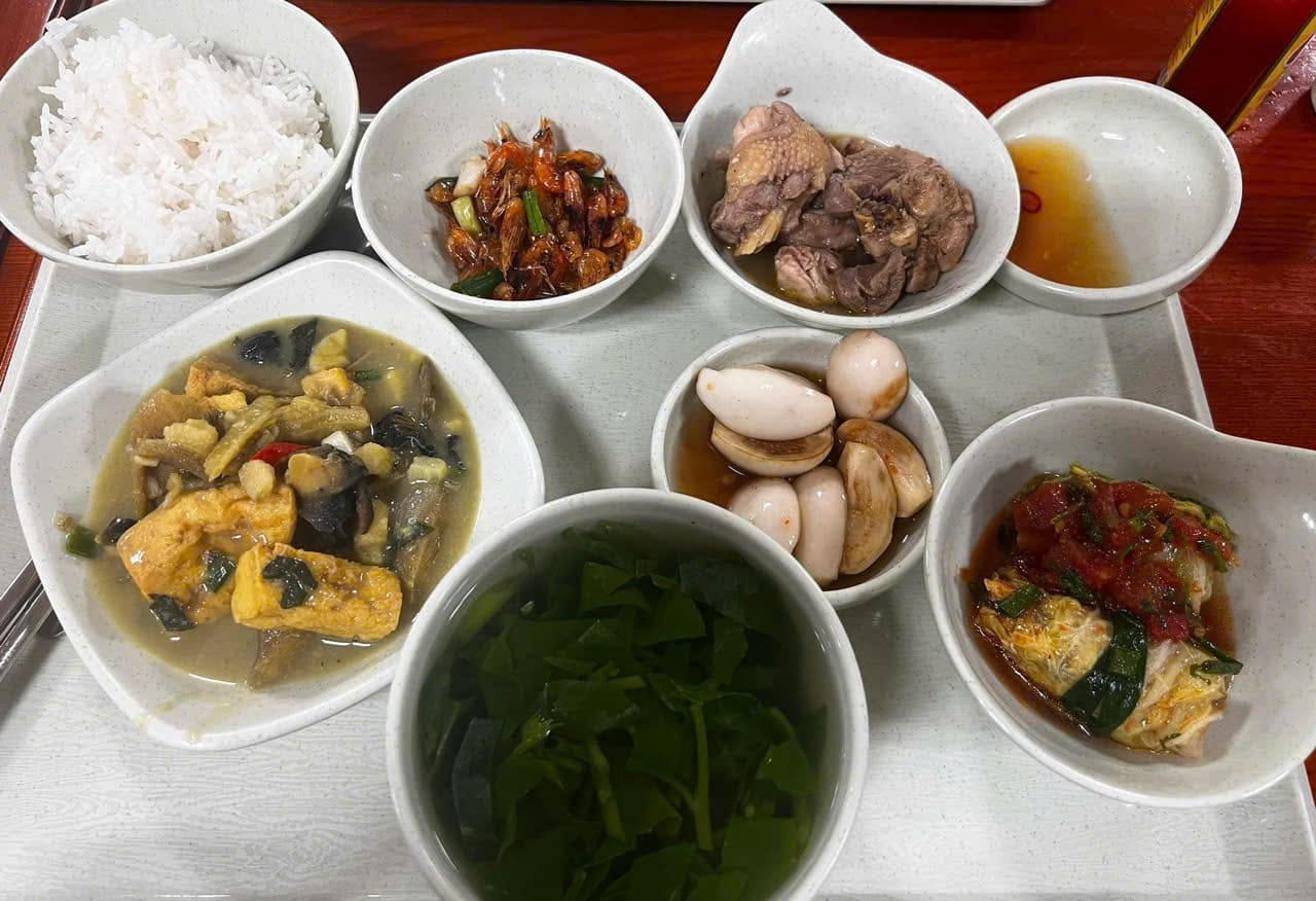 Optimizing your dinner time is a smart choice for weight loss. Photo: Quang Minh.