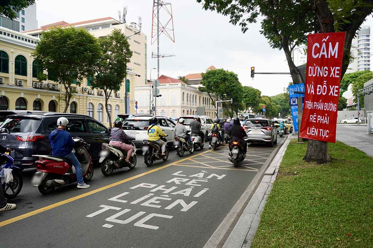 La ciudad continua con el patron de vigilancia en la interseccion Le Duan - Ton Duc Thang (Distrito 1) para que los vehiculos giren a la derecha, reduciendo el atasco. Foto: Como el cuello