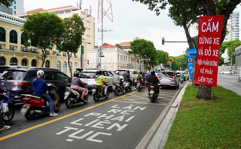 Ho Chi Minh City continues to line the hammock at the intersection of Le Duan - Ton Duc Thang (District 1) for vehicles to turn right, reducing traffic jams. Photo: Nhu Quynh