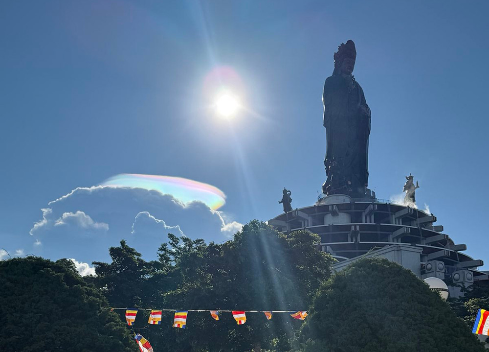 May ngu sac xuat hien vao ngay nui Ba Den cung nghinh xa loi Duc Phat tu An Do trong dai le Vesak 2025. Anh: Nguyen Lan