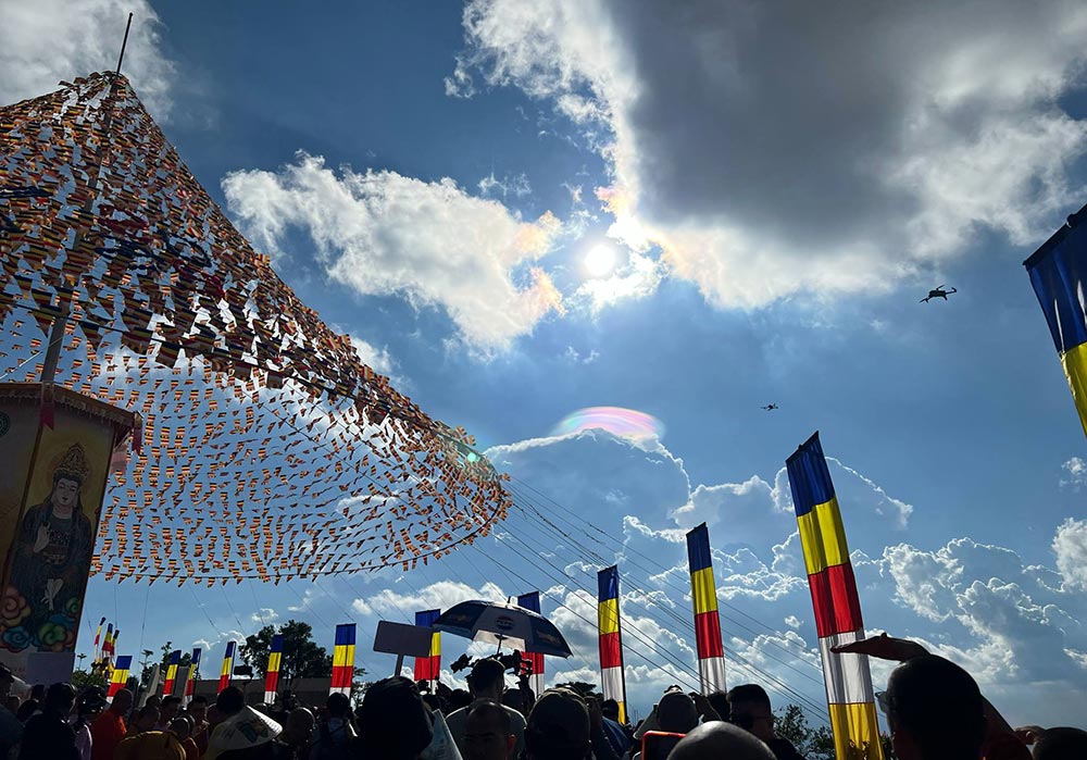 Buddhists, people and tourists admire the colorful clouds on the top of Ba Den Mountain, Tay Ninh. Photo: Trung Vo