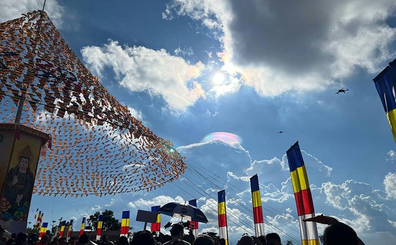 Buddhists, people and tourists admire the colorful clouds on the top of Ba Den Mountain, Tay Ninh. Photo: Trung Vo