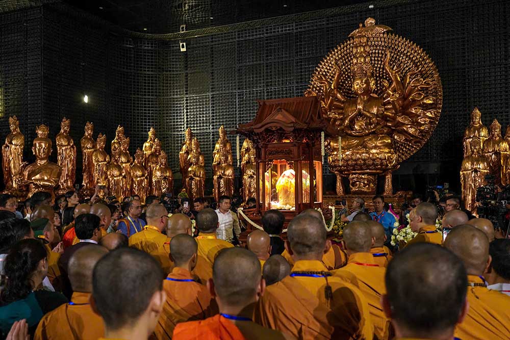 Nghi le cung ruoc xa loi Phat va cac nghi thuc trong dai trong dai le Vesak 2025 tai nui Ba Den. Anh: Bui Van Hai