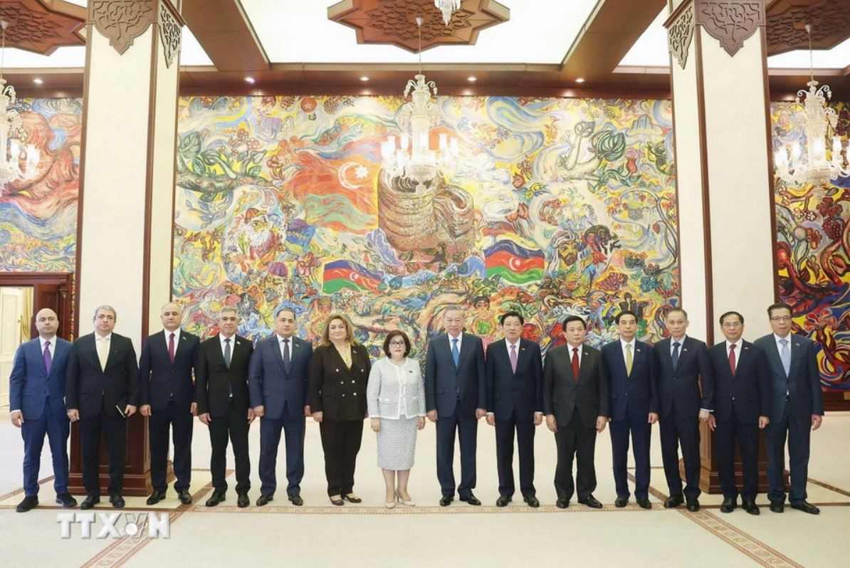 Tổng Bí thư Tô Lâm, Chủ tịch Quốc hội Azerbaijan Sahiba Gafarova và các đại biểu chụp ảnh chung. Ảnh: TTXVN