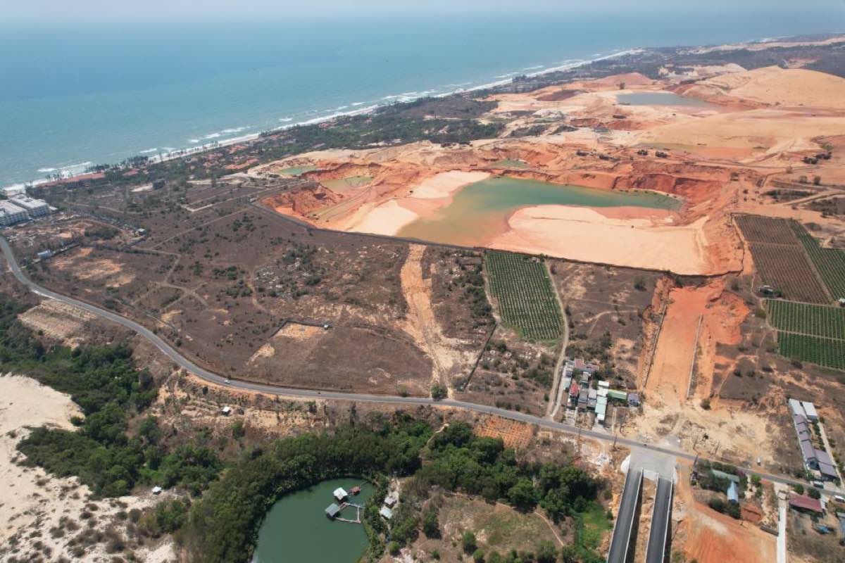 Mỏ titan khiến dự án “đứng hình“. Ảnh: Duy Tuấn 
