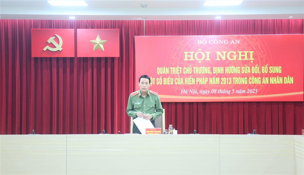 Deputy Minister of Public Security Le Quoc Hung delivered a concluding speech at the conference to disseminate the policies and orientations for amending and supplementing a number of articles of the 2013 Constitution. Photo: Ministry of Public Security