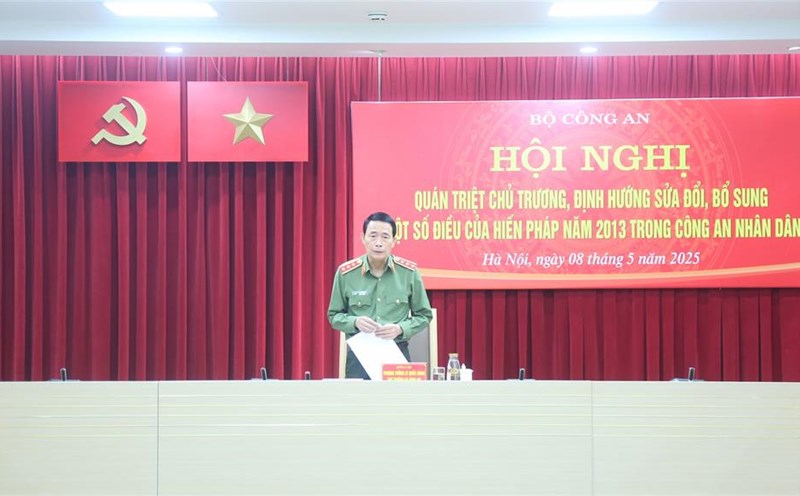 Deputy Minister of Public Security Le Quoc Hung delivered a concluding speech at the conference to disseminate the policies and orientations for amending and supplementing a number of articles of the 2013 Constitution. Photo: Ministry of Public Security