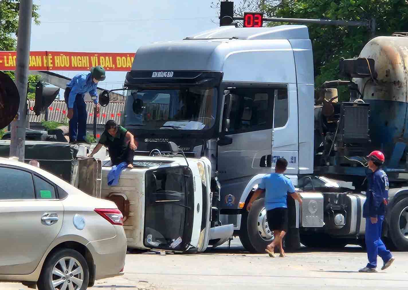 Nguoi phu nu thoat ra tu kinh xe. Anh: Hai Hung.