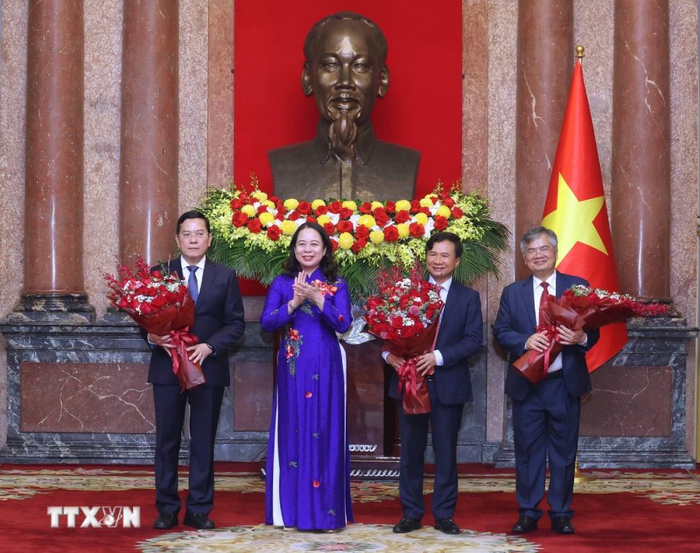 Pho Chu tich nuoc Vo Thi Anh Xuan chuc mung cac Pho Chu nhiem Van phong Chu tich nuoc duoc bo nhiem. Anh: Lam Khanh/TTXVN