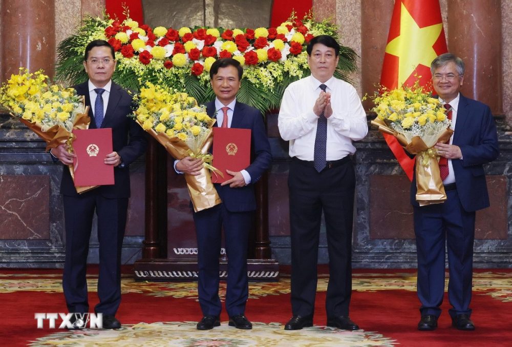 Politburo member and President Luong Cuong presented the Decision to appoint the position of Deputy Director of the Office of the President to 3 personnel. Photo: Lam Khanh/VNA