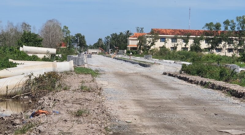 Mot du an nang cap, mo rong lo giao thong tren dia ban huyen Phuoc Long, tinh Bac Lieu thi cong cham tien do. Anh: Nhat Ho