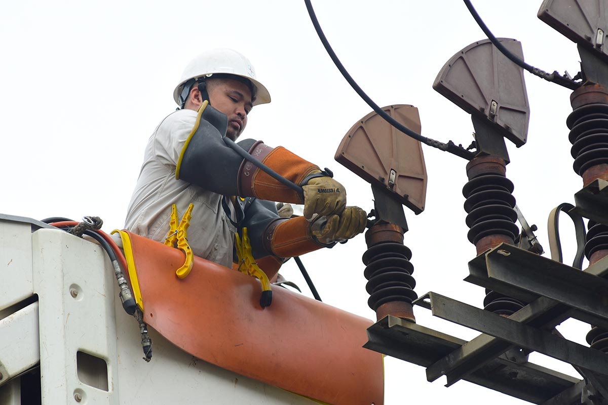 The Hotline team works on the power grid to supply 22kV electricity. Photo: Provided by EVNHANOI.