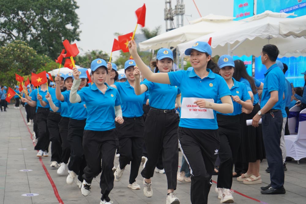 Hai Phong workers participate in the collective race "Hai Phong workers are healthy, pioneering in entering a new era". Photo: Mai Dung