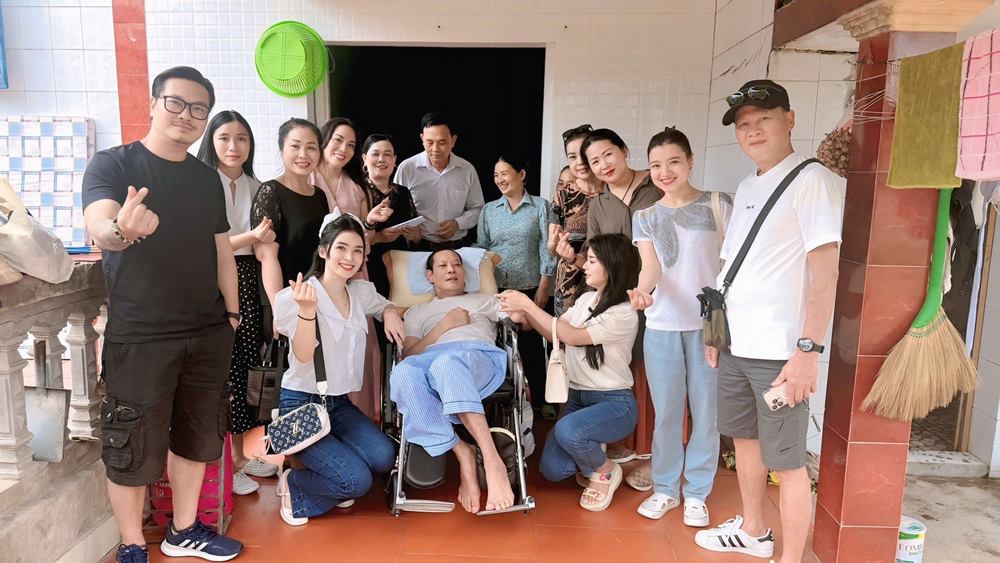 Dong nghiep den tham dien vien Thai Hoa. Anh: Thanh Hoa