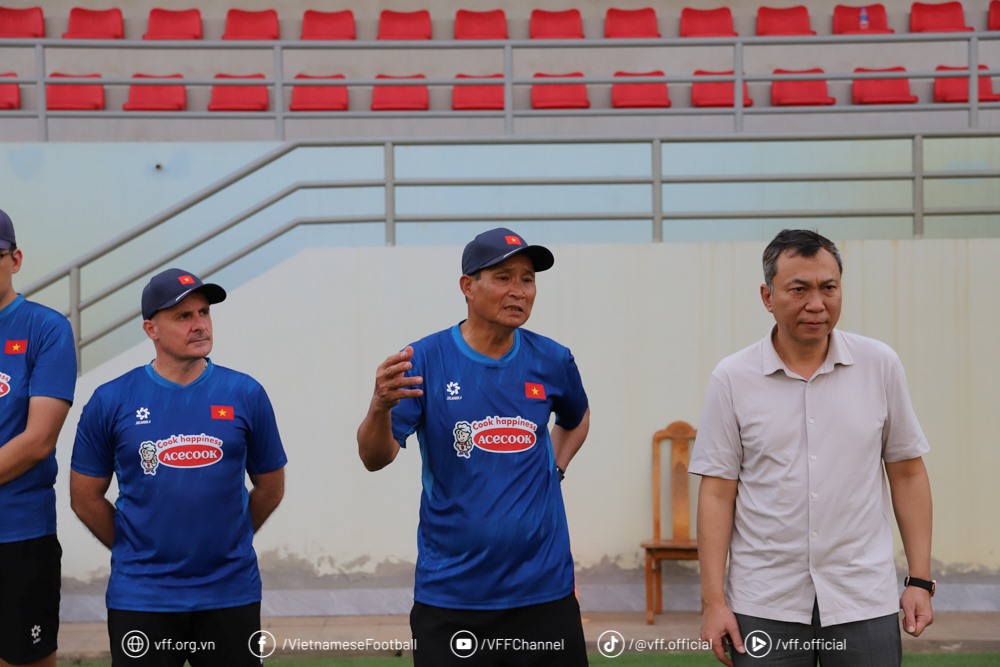Huan luyen vien Mai Duc Chung (giua) gui loi cam on toi Chu tich VFF Tran Quoc Tuan (ao trang). Anh: VFF