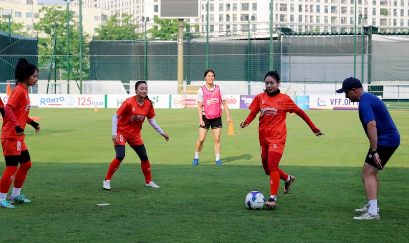 Doi tuyen nu Viet Nam trong buoi tap chieu 8.5. Anh: VFF