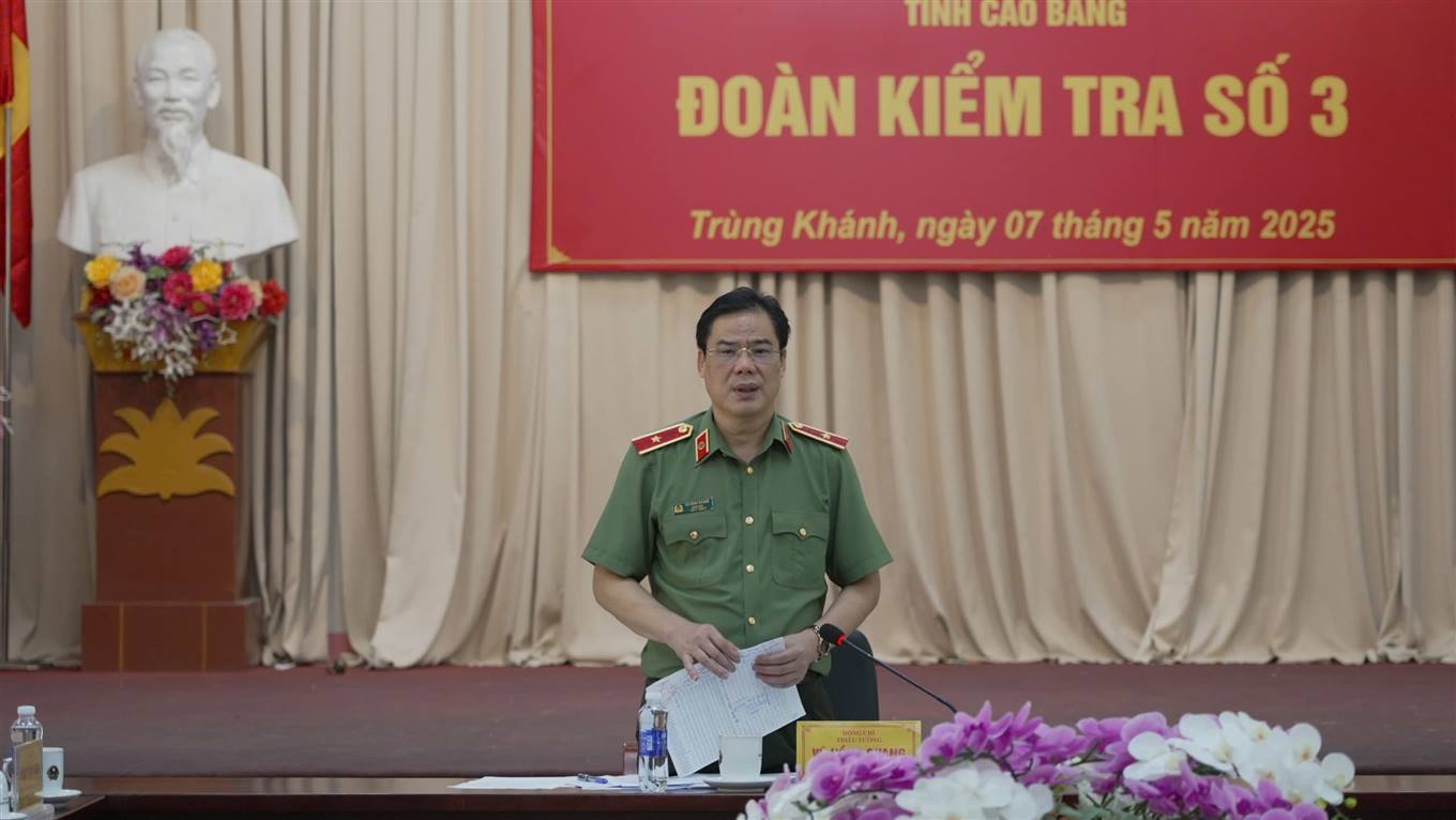 Thieu tuong Vu Hong Quang - Giam doc Cong an tinh trong buoi kiem tra, don doc cong tac trien khai chuong trinh xoa nha tam tai huyen Trung Khanh. Anh: Cong an Cao Bang