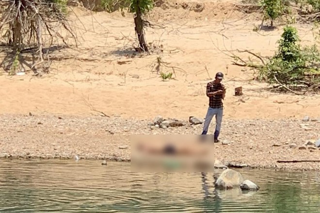 El agua se deslizo en Fu Yen. El dibujo de Minh Hang