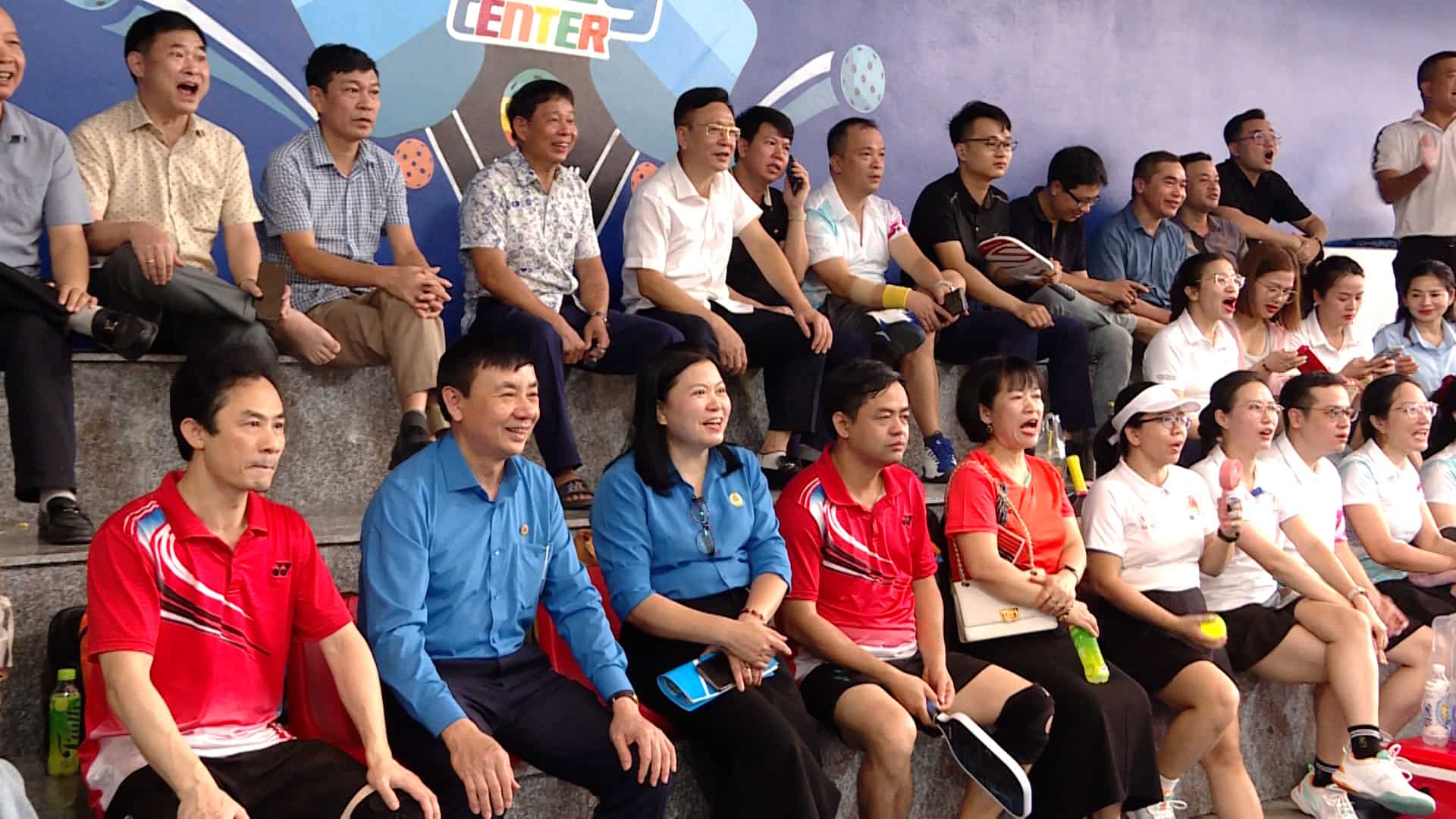 Un gran numero de funcionarios y empleados participaron en el vitoreo del torneo deportivo organizado por el sindicato del Comite Popular Provincial Ninh Binh. Foto: Nguyen Truong