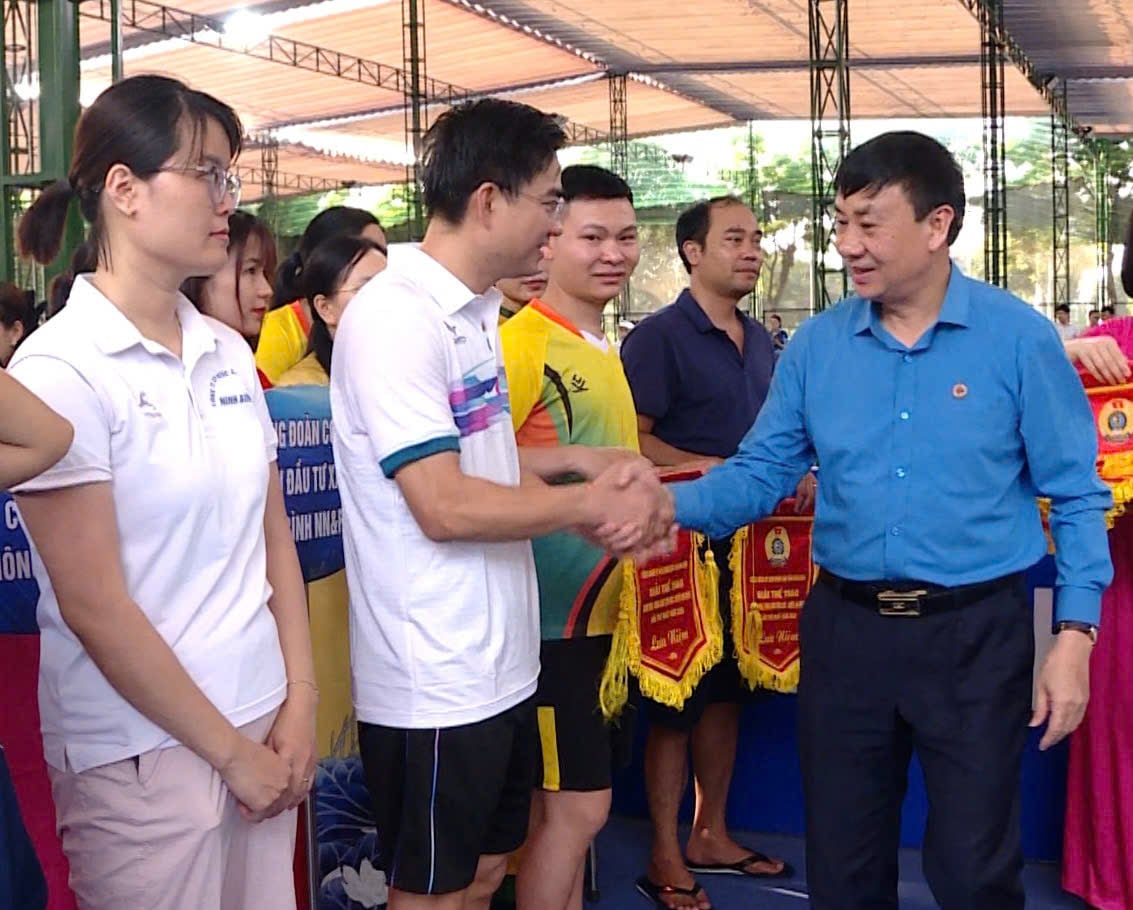 Ong Hoang Manh Hung - Chu tich LDLD tinh Ninh Binh tang co luu niem cho cac doi tham gia giai. Anh: Nguyen Truong