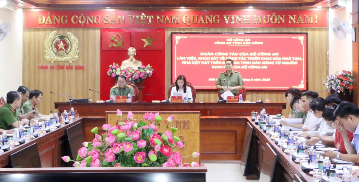 The working group of the Ministry of Public Security worked with Dak Nong province on the temporary house removal program. Photo: Minh Quynh