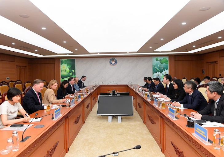 Minister Nguyen Van Thang received and worked with US Ambassador to Vietnam Marc E. Knapper. Photo: Ministry of Finance
