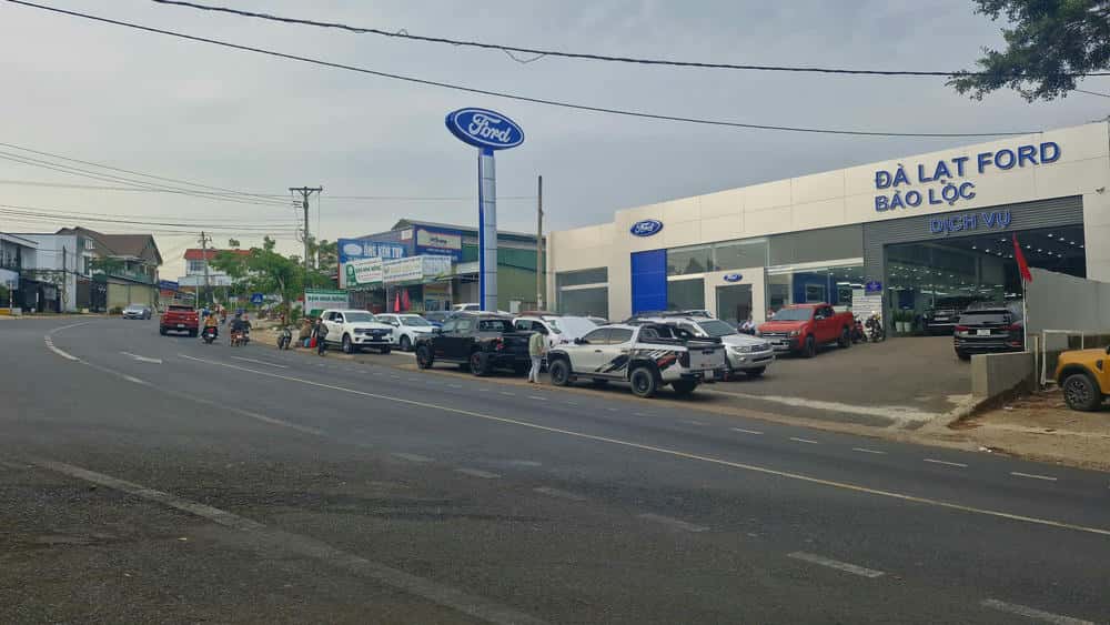 El asfalto esta ocupado por un concesionario de automoviles, lo que puede causar accidentes (foto de 8.5.2025). Imagen de la lampara roja