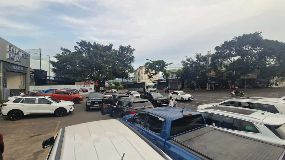 Xe co tap nap vao ra, chiem dung het via he nguoi dan di. Anh: Lam Hong