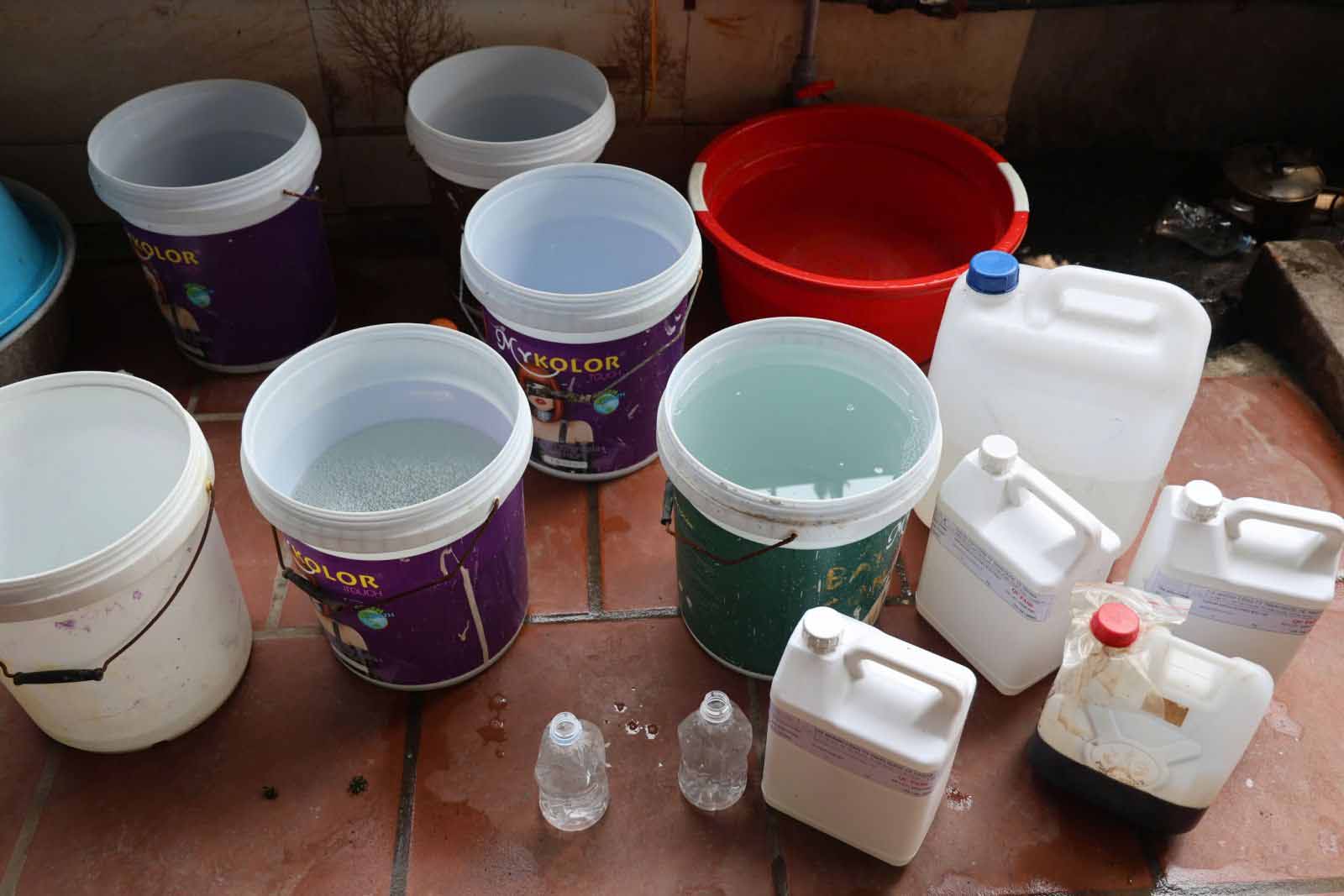 Các dụng cụ và dung dịch để pha chế, sản xuất mỹ phẩm giả. Ảnh: Công an Bắc Giang