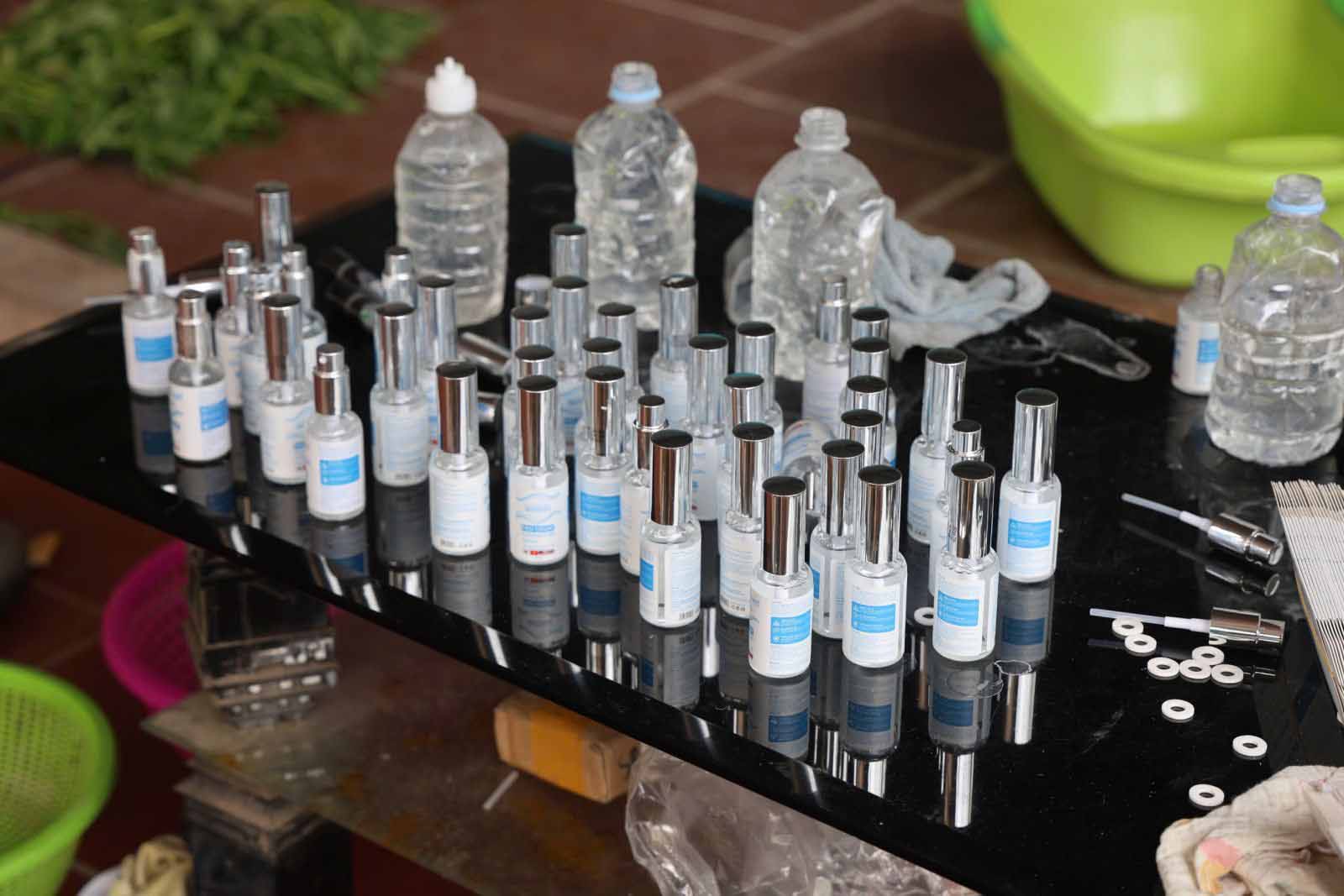 Mỹ phẩm giả được Nguyễn Văn Khánh sản xuất để tung ra thị trường. Ảnh: Công an Bắc Giang