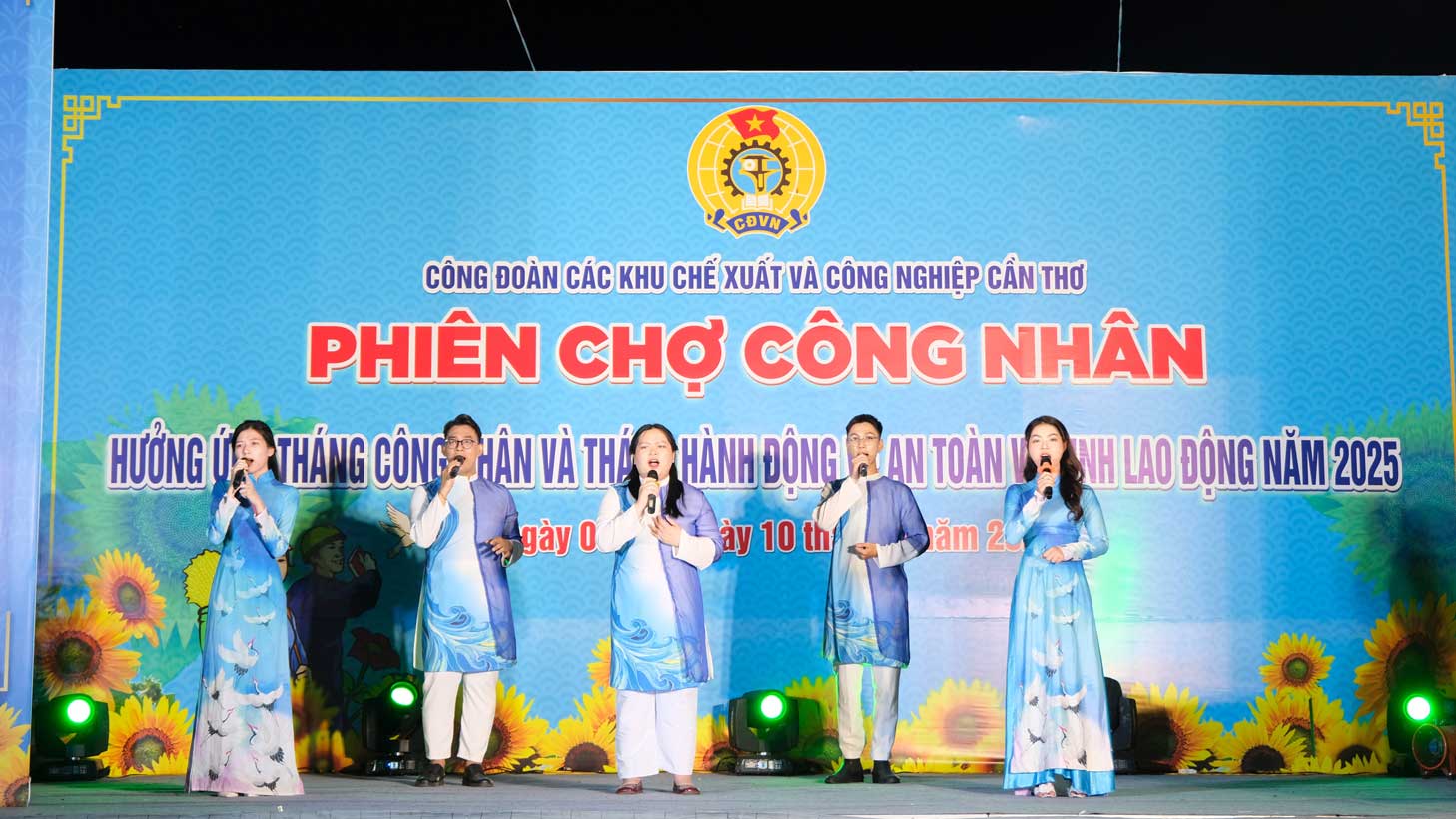 Nhieu tiet muc van nghe dac sac tai dem be mac chuong trinh