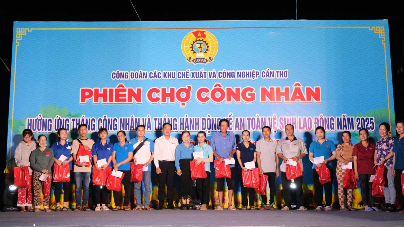 Trao qua cho doan vien, cong nhan lao dong co hoan canh kho khan. Anh: My Ly