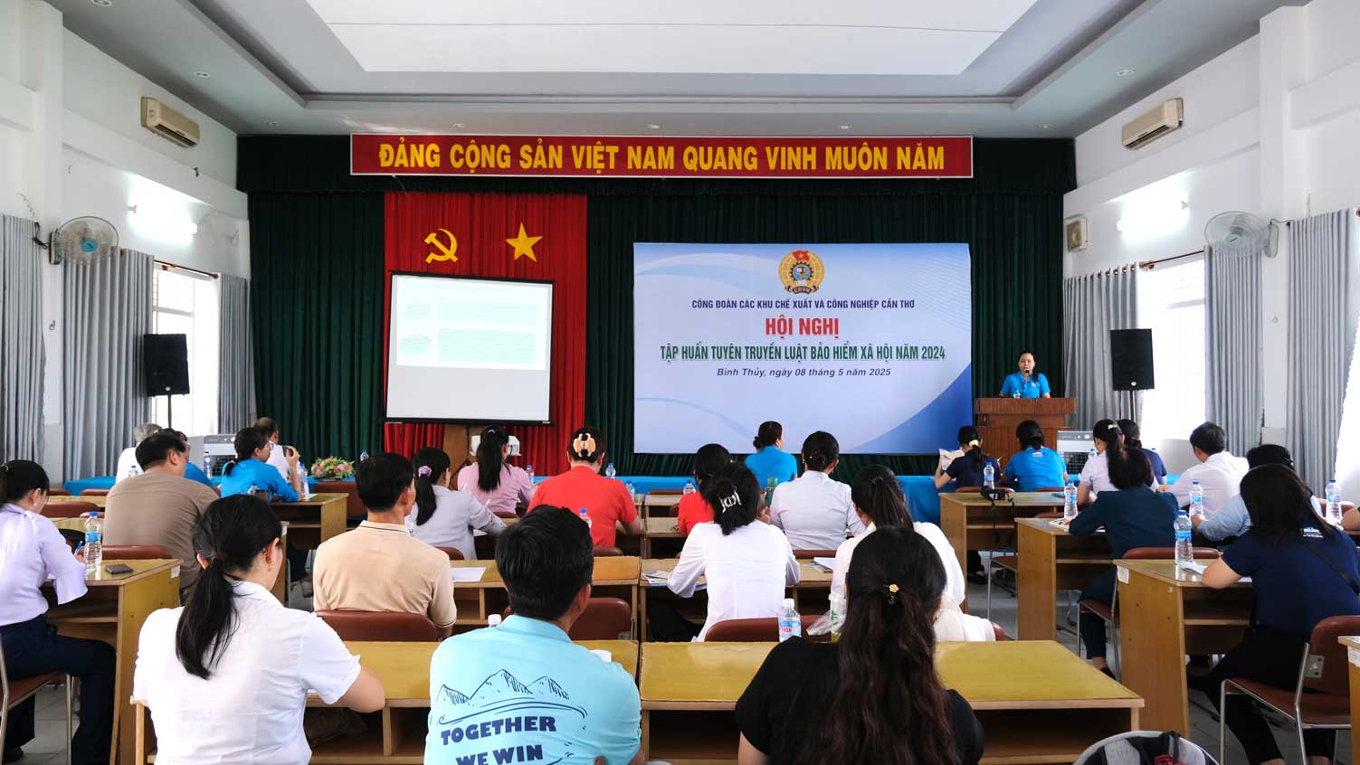 Quang canh Hoi nghi tap huan tuyen truyen Luat Bao hiem xa hoi nam 2024. Anh: My Ly