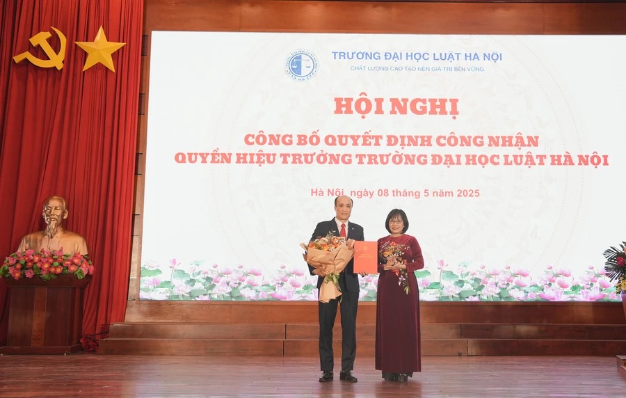 PGS.TS Tô Văn Hoà nhận quyết định Quyền Hiệu trưởng Trường Đại học Luật Hà Nội nhiệm kỳ 2020-2025. Ảnh: Nhà trường cung cấp 