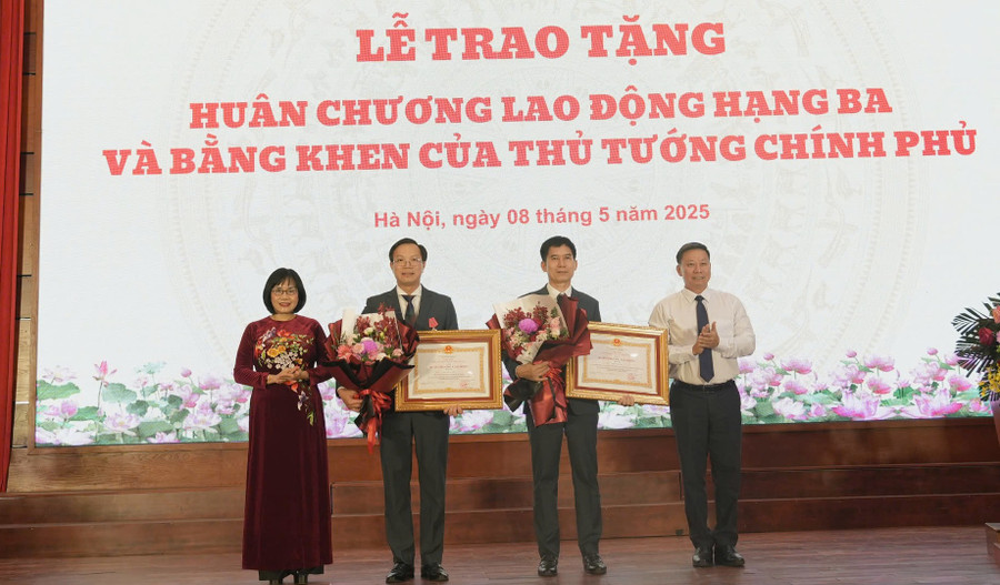 Ông Đoàn Trung Kiên (thứ hai bên trái)– Phó chủ tịch UBND tỉnh Tây Ninh, nguyên Hiệu trưởng Trường ĐH Luật Hà Nội nhận Huân chương Lao động hạng Ba. 