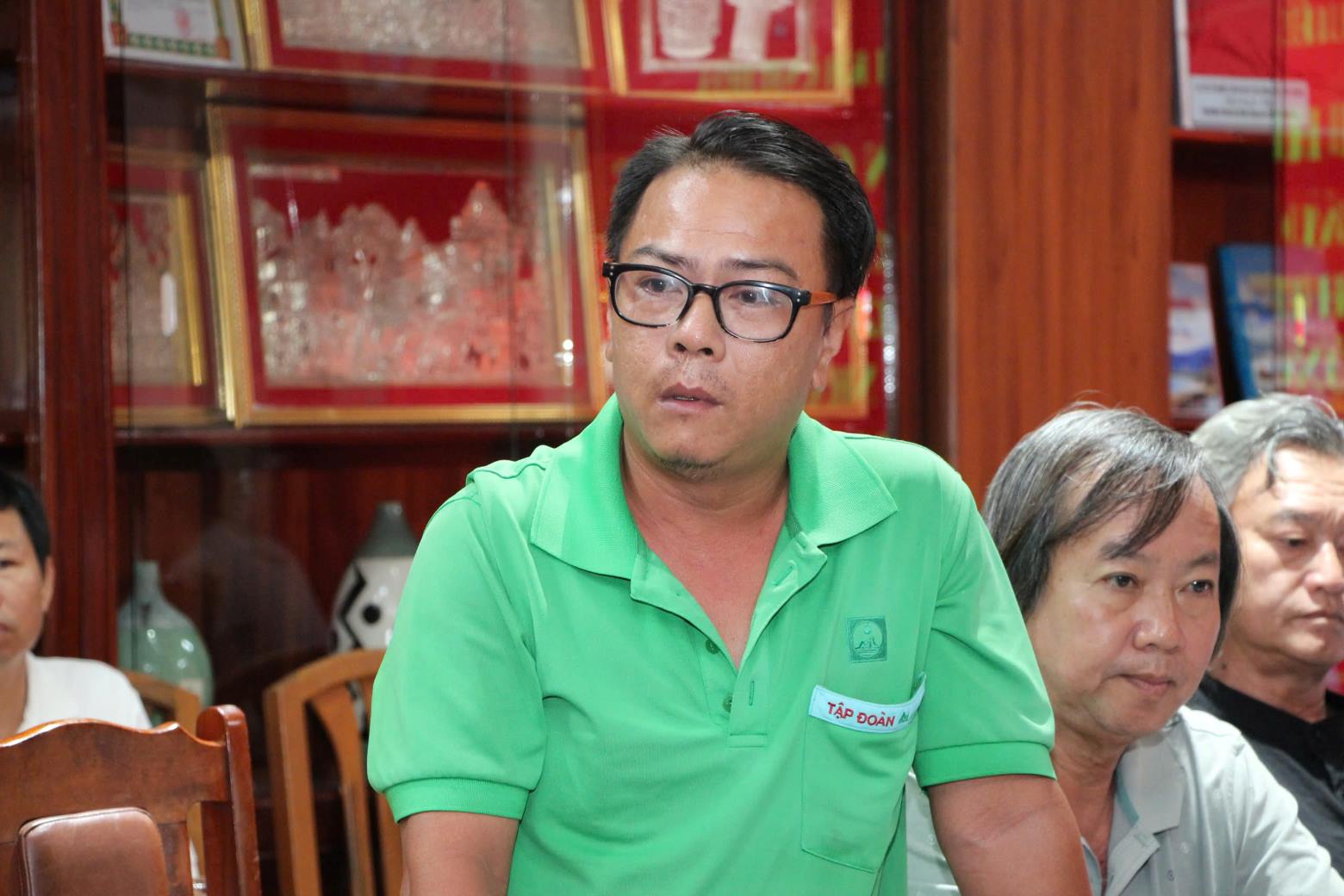 Ong Nguyen Minh Quan - tai xe lam viec tai Mai Linh Nha Trang buc xuc khi nguoi than mat van chua duoc giai quyet che do. Anh: Phuong Linh