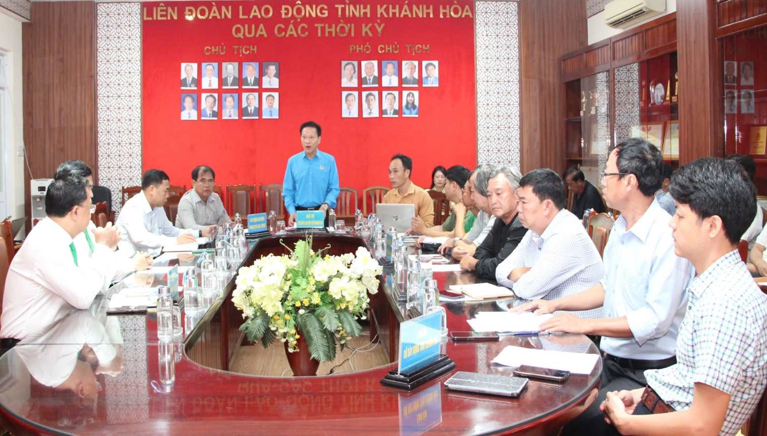 La Federacion Laboral de Khanh Hoa coordino con agencias funcionales para resolver el problema de la deuda salarial y el seguro social lento de los empleados de la Compañia Mai Linh Nha Trang. Foto: Phuong Linh