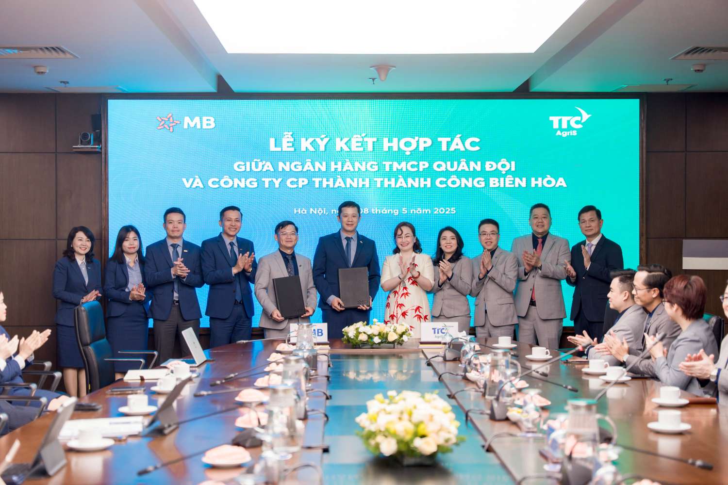 The signing ceremony of the cooperation agreement between MB and Thanh Thanh Cong - Bien Hoa Joint Stock Company). Photo: MB