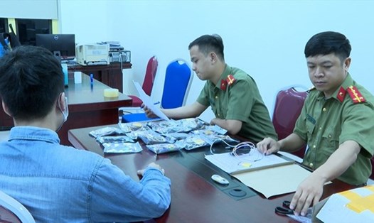 Công an Hải Phòng bắt vụ mua bán thiết bị gian lận thi cử trước kỳ thi THPT quốc gia năm 2022. Ảnh: Mai Dung.